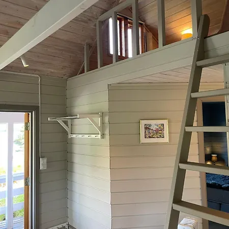 Ved Sjoen Med Batutleige * Kvalsvik