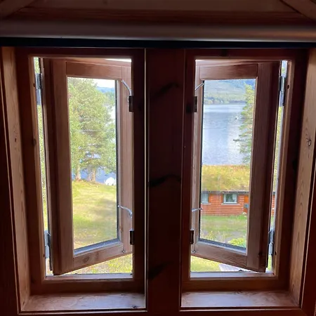 Ved Sjoen Med Batutleige * Kvalsvik