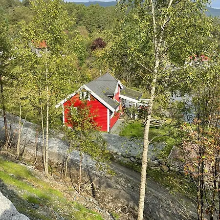 Ved Sjoen Med Batutleige 캠프장 Kvalsvik