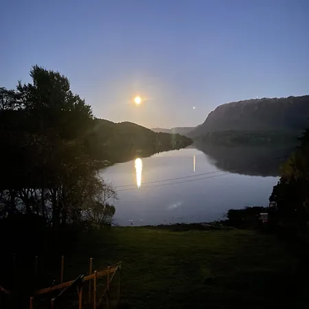 Ved Sjoen Med Batutleige * Kvalsvik