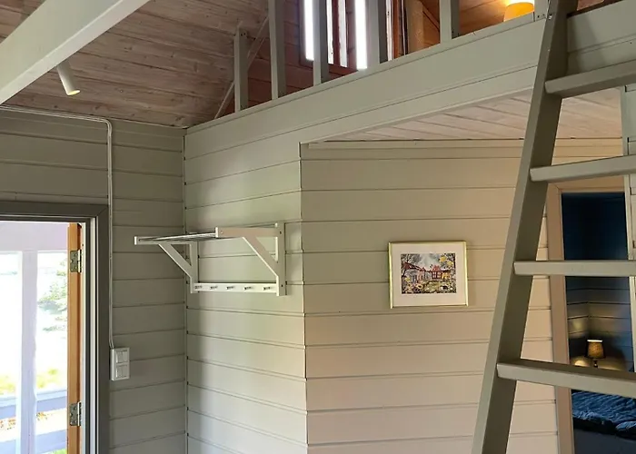 Ved Sjoen Med Batutleige * Kvalsvik