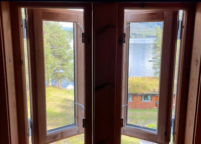 Ved Sjoen Med Batutleige * Kvalsvik