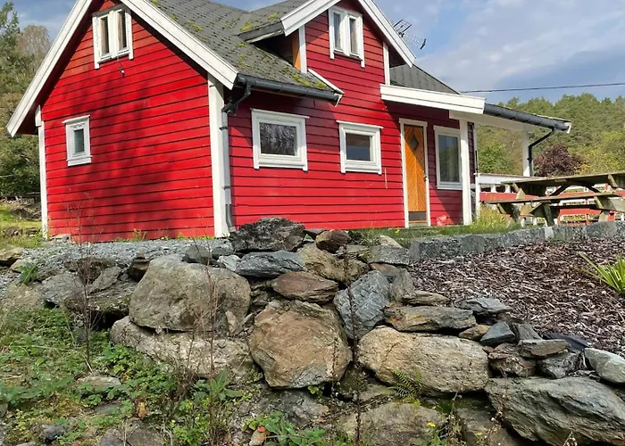 Ved Sjoen Med Batutleige Kemp *