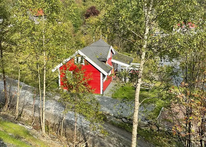 Ved Sjoen Med Batutleige Kamp alanı Kvalsvik