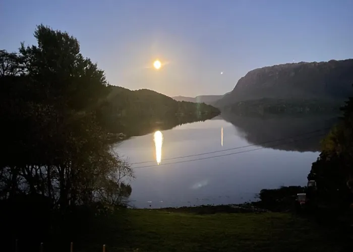 Ved Sjoen Med Batutleige * Kvalsvik