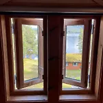 Ved Sjoen Med Batutleige * Kvalsvik